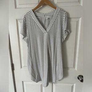 ✨🖤🤍 ON v-neck tunic! XL tall